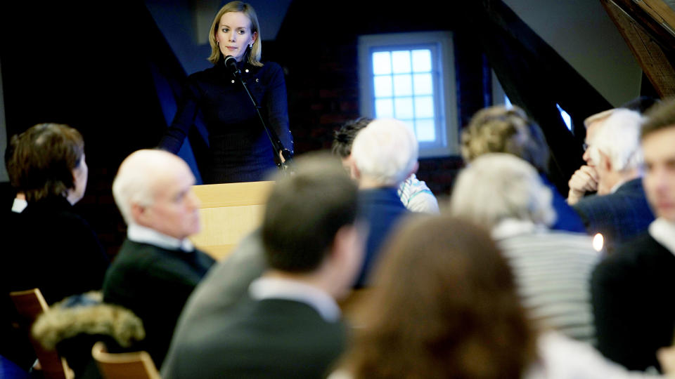 -UREDELIG:  Nestleder i Kristelig Folkeparti, Inger Lise Hansen, talte i dag under landsstyrem�te i KrF. Journalistene var imidlertid mest opptatt av � h�re om bildene av Hansen i l�rkort.   (Foto fra �rsm�tet i Oslo KrF, 3. mars.) 
Foto: Stian Lysberg Solum / SCANPIX