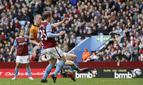 SELVM�L: James Milner (skjult bak lagkamerat Stephen Warnock) scoret selvm�l da han fors�kte � hindre Wolverhamtpons David Jones i � score. Foto: Ian Kington, AFP/Scanpix