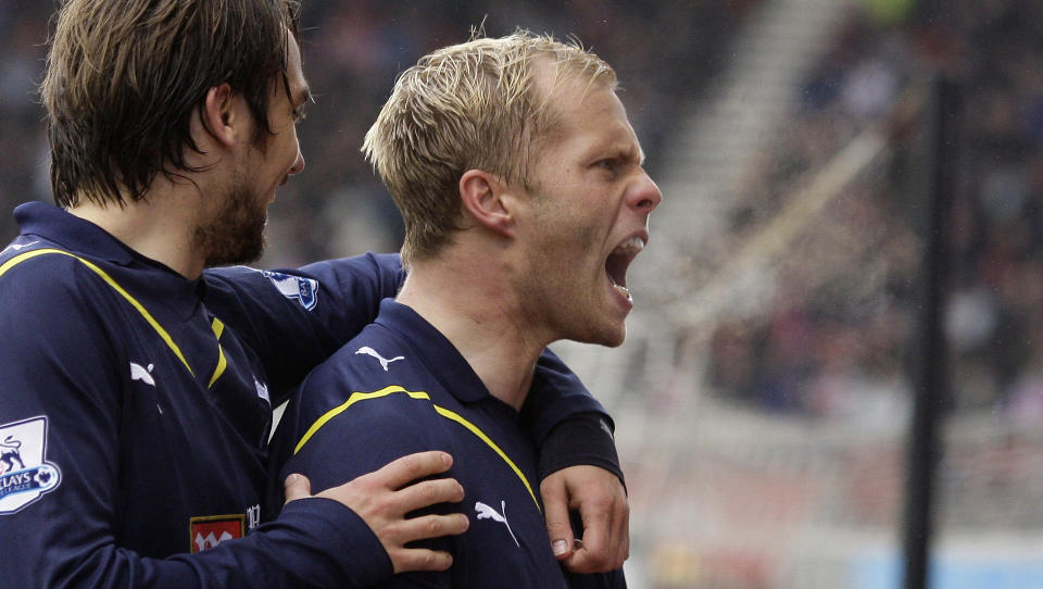 TUNGA P� VEKTSK�LA: Eidur Gudjohnsen scoret, og var sterkt delaktig i Tottenhams andre scoring da Spurs tok sin fjerde strake seier. Foto: Jon Super / AP.