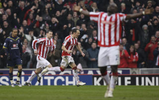 STRAFFESCORING: Matthew Etherington utlignet p� straffe for Stoke. Foto: Jon Super / AP.