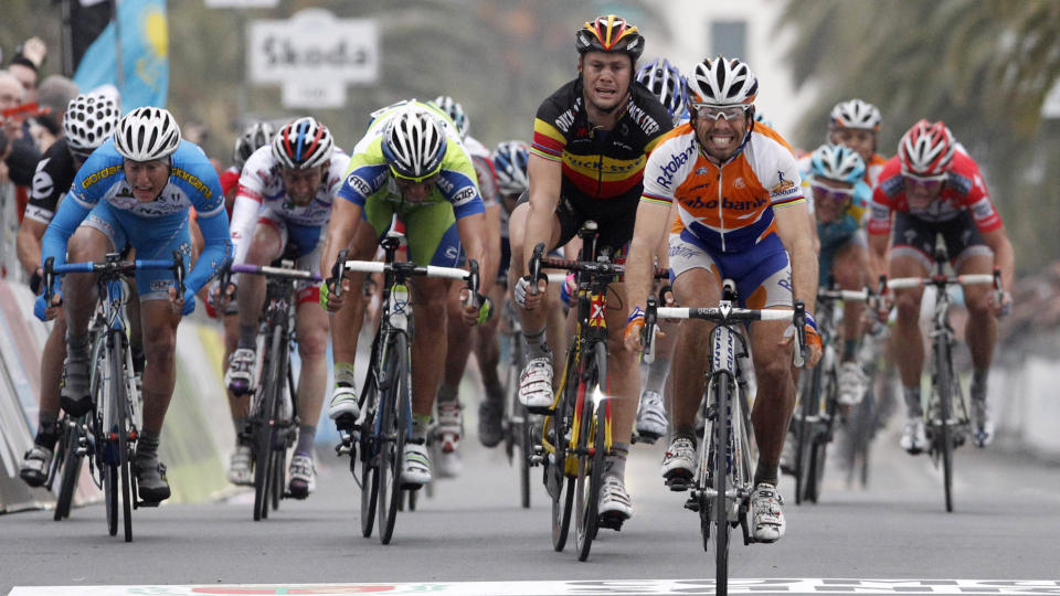 SPANSK SPURTSEIER: Oscar Freire slo belgiske Tom Boonen og resten av feltet i spurten i San Remo. Thor Hushovd - i svart tr�ye og hvit hjelm helt til venstre p� bildet - tok sjetteplassen. Foto: Luca Bruno, AP/Scanpix