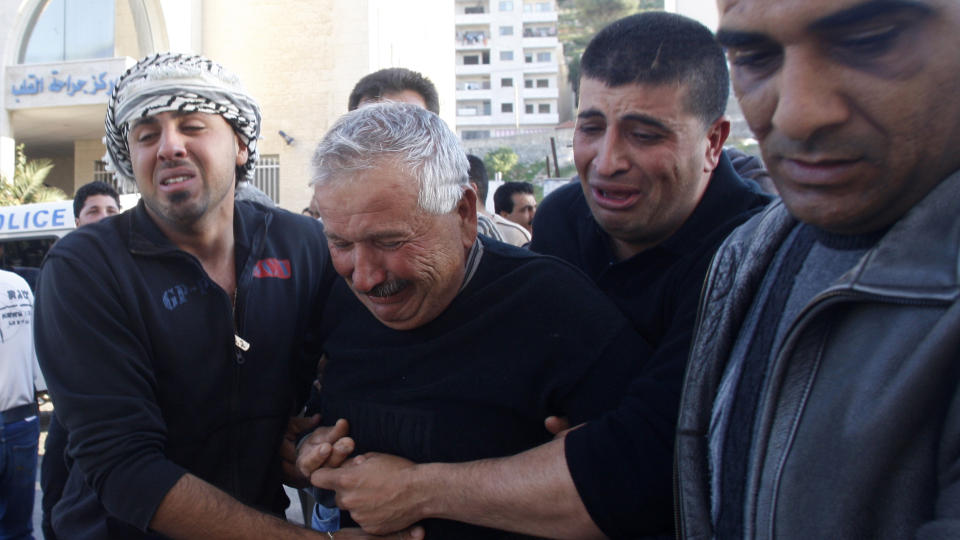 BLE SKUTT I BRYSTET: 17 �r gamle Moahmed Qadous familie s�rger utenfor sykehuset. Foto: SCANPIX