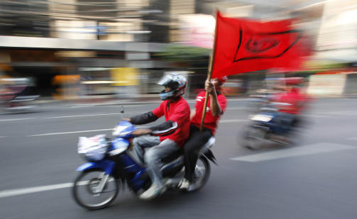 MOT REGJERINGEN: Demonstranter samler seg i et kryss i Bangkok i dag. Tusenvis av motorsykler, mopeder og biler kj�rte gjennom Thailands hovedstad. Foto: SCANPIX