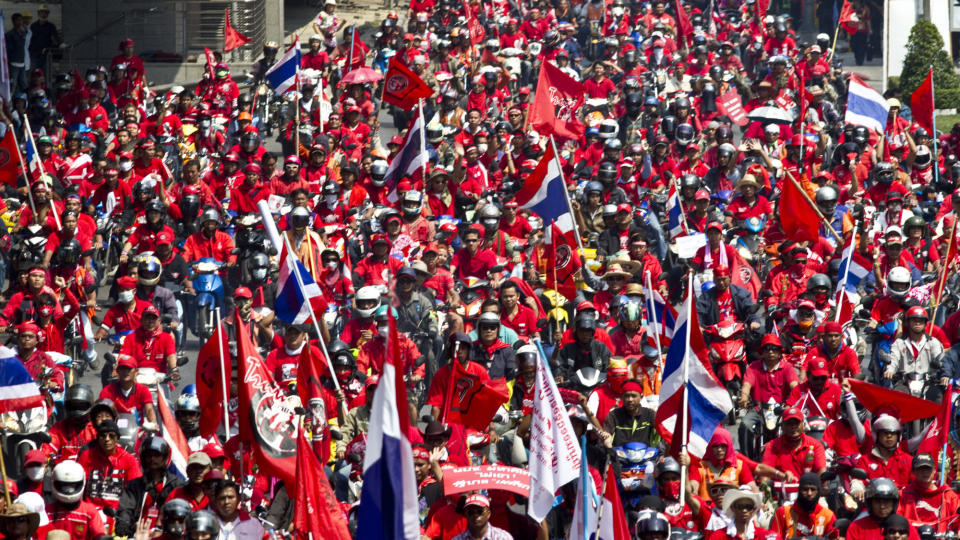 MASSIV DEMONSTRASJON: R�dskjortene marsjerte nok en gang gjennom Bangkoks gater l�rdag. De krever fortsatt at statsminister Abhisit Vejjajiva skal g� av. Foto: SCANPIX
