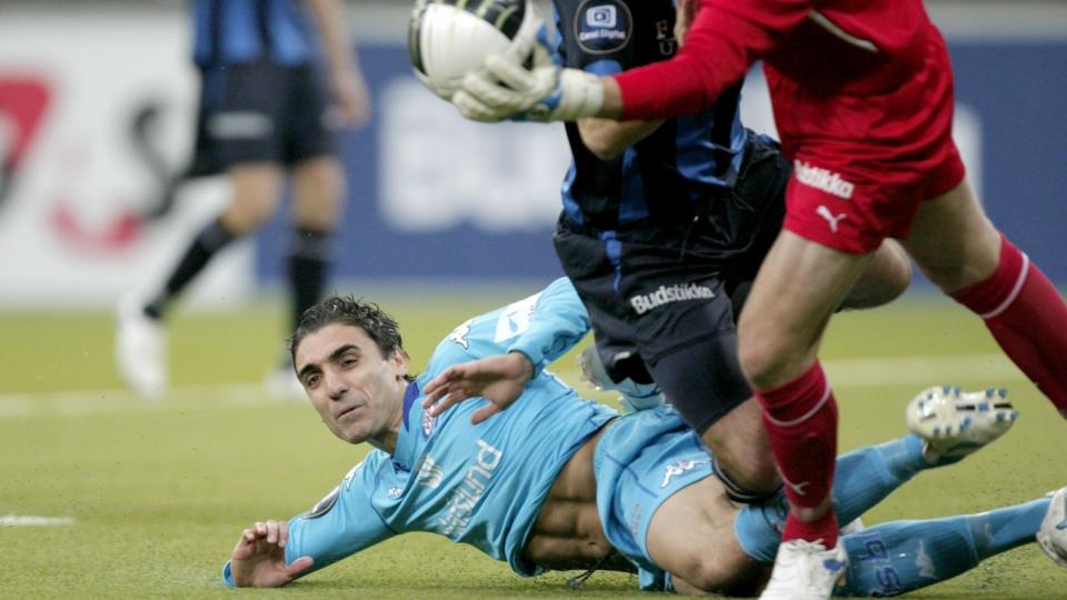 MEST MISS: Stab�k-keeper Jon Knudsen (i helr�dt) gikk seirende ut av duellene med V�lerengas Mohammed Abdellaoue i kveld. Foto: Stian Lysberg Solum, Scanpix