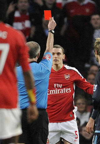 UTVIST: Thomas Vermaelen felte Franco som siste mann, og fikk direkte r�dt. Toby Melville / REUTERS.