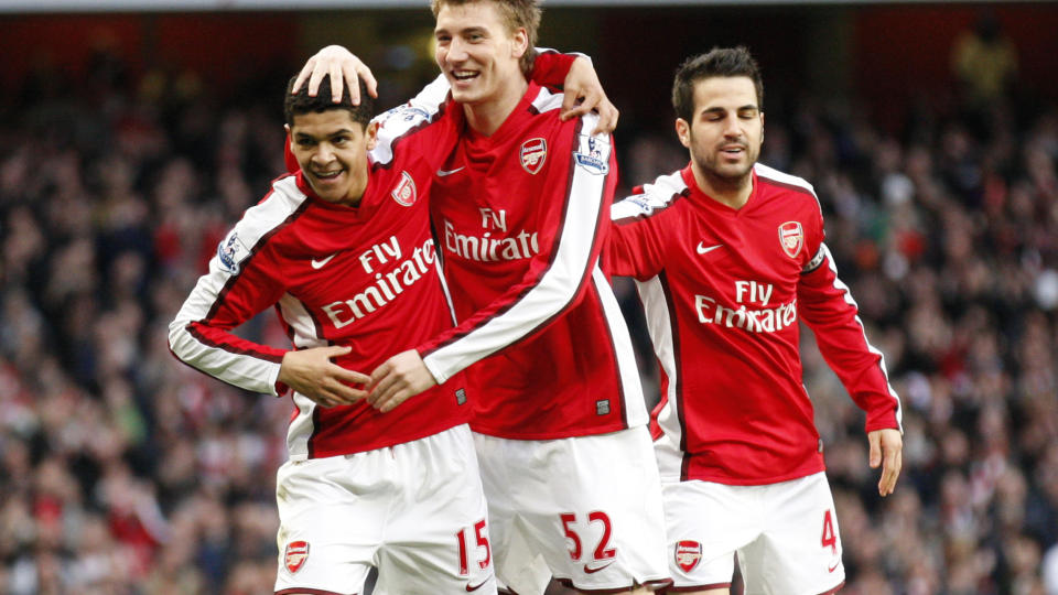 LEDER LIGAEN: Denilson, Bendtner og Fabregas jubler for Arsenals f�rste m�l, utf�rt av f�rstnevnte. N� leder Gunners tabellen. Foto: Sang Tan / AP.