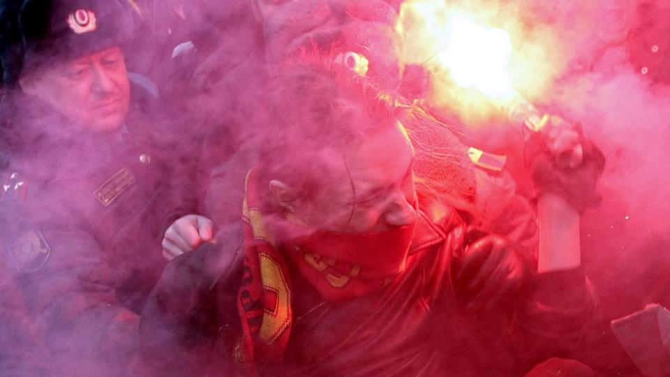 ARRESTERTE FLERE DEMONSTRANTER: Mange russere er sinte over �kt arbeidsl�shet og h�yere levekostnader i kj�lvannet av den �konomiske krisen. Misn�yen med statsminister Vladimir Putin og hans regjering stiger, og mange krevde hans avgang i en rekke demonstrasjoner l�rdag. Foto: SCANPIX
