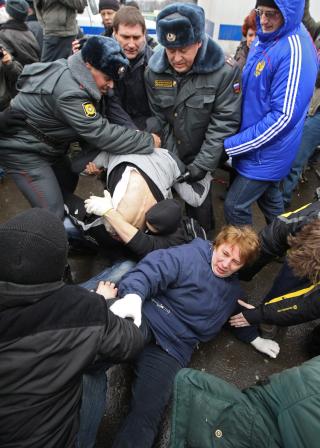H�NDGEMENG: Politiet grep inn mot en ikke godkjent demonstrasjon i Moskva sentrum l�rdag, og 70 ble p�grepet, if�lge politiets talsmann. Over hele Russland ble det holdt protester mot statsminister Vladimir Putin og hans regjering i det opposisjonen kalte �Vredens dag�. Foto: SCANPIX