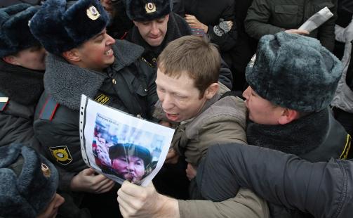 ANTI-ORDF�RER: Denne demonstranten holder et bilde av ordf�reren i Moskva, Yury Luzhkov, som han vil ha avsatt. Omkring 200 demonstranter m�tte opp til en ulovlig protest i Moskva l�rdag. Samme dag ble det holdt demonstrasjoner i en rekke andre russiske byer. Foto: SCANPIX