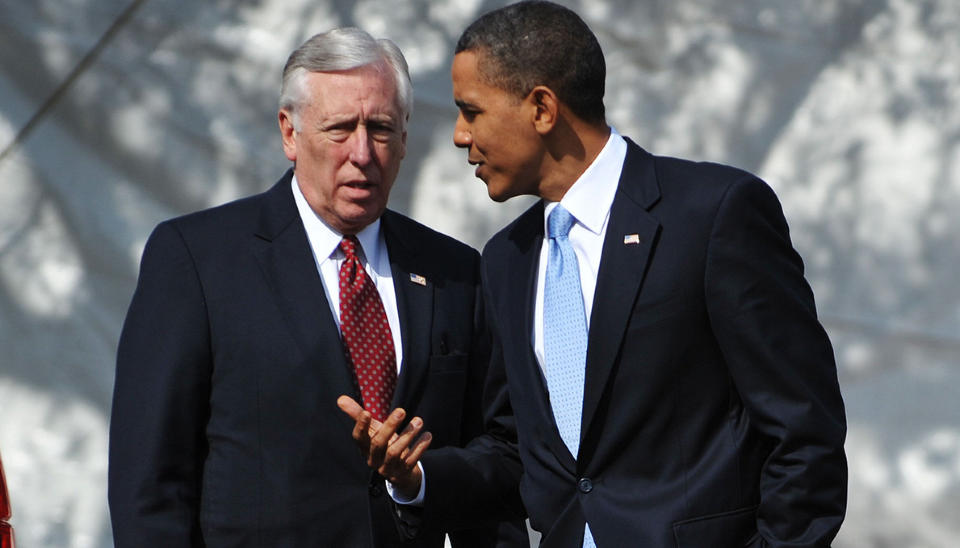SELVSIKKER: - Vi mener helt klart vi har nok stemmer til � vedta helsereformen s�ndag, sier demokratenes flertallsleder i Representantenes hus, Steny Hoyer. Her sammen med Barack Obama. Foto: SCANPIX