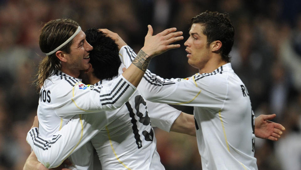 FEIRET LEDELSEN: Sergio Ramos, Garay og Ronaldo feirer Real Madrids andre m�l p� Bernabeu. Hovedstadslaget snudde kampen n�del�st mot Sporting Gij�n. Foto: Dominique Faget / AFP.