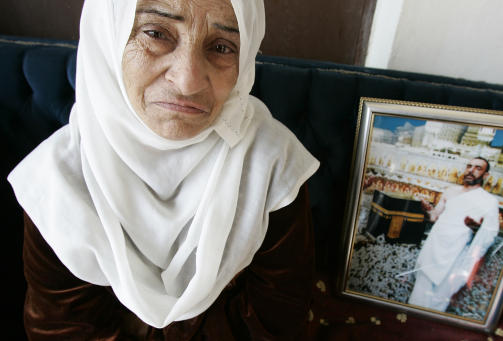 S�NNEN ER D�DSD�MT: Oshbeh Sbat, Ali Sibats mor, sitter ved siden av et bilde av s�nnen. Foto: SCANPIX