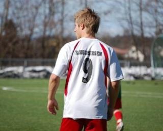 FOTBALL-DILLA: Robin elsker fotball, b�de som spiller og tilskuer. Foto: Privat
