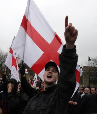 H�YREEKSTREME: English Defence Leagues demonstrasjon utartet til gateslagsm�l. Foto: EPA/Lindsey Parnaby