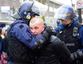 P�GREPET: De fleste av de 74 p�grepne var motdemonstranter. Foto: AP Photo / Anna Gowthorpe