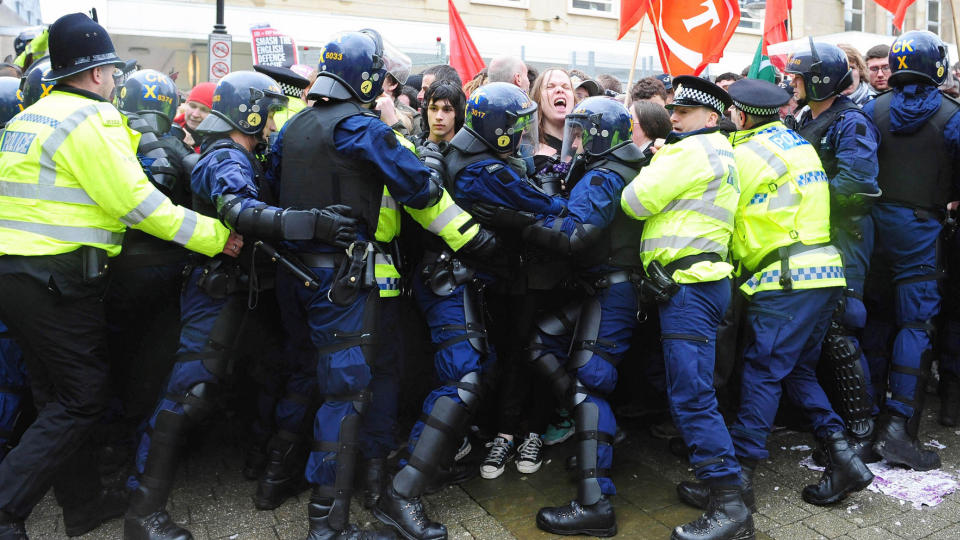 TUNGT POLITIOPPBUD: Omkring 2000 mennesker var involvert i demonstrasjonen. Foto: AP Photo / Anna Gowthorpe