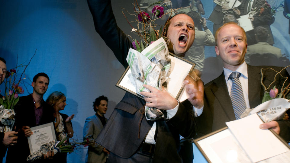 H�YLYDT: Dagens N�ringsliv vant SKUP-prisen 2010 for avsl�ringen av kameraderi i forsvaret. Vinnerteamet bestod av fra venstre G�ran Skaalmo og Trond Sundnes. Foto: Bj�rn Grimstad / SCANPIX