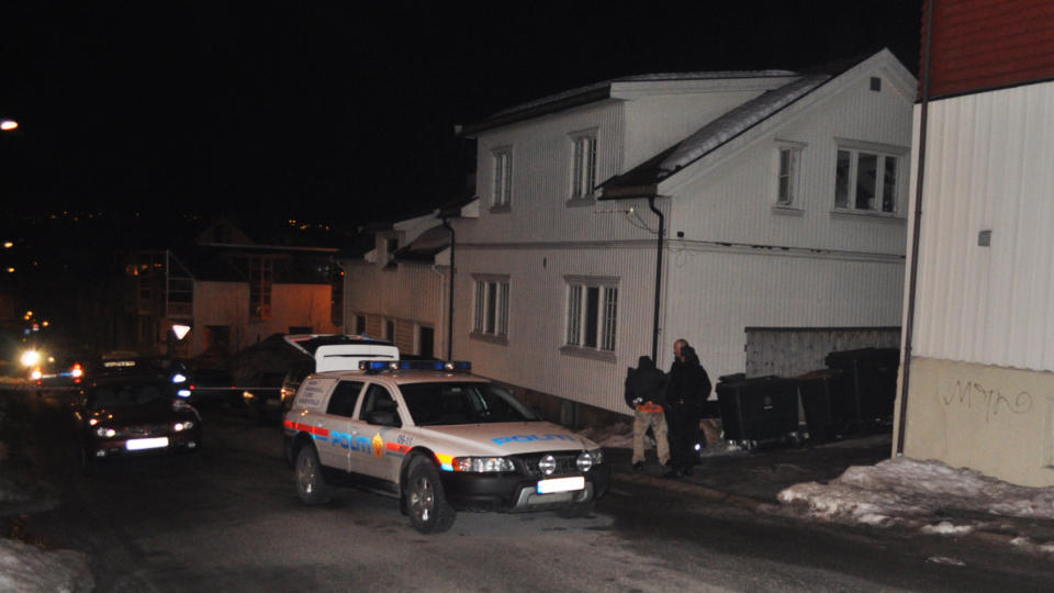  P�GREPET:  Personen som skj�t mot politiet i Drammen i natt blir p�grepet i Sundgata ved 02-tiden. Omr�det er avsperret etter en stor politiaksjon. FOTO: ANDERS EVJEN, PRESSE 3.0.no