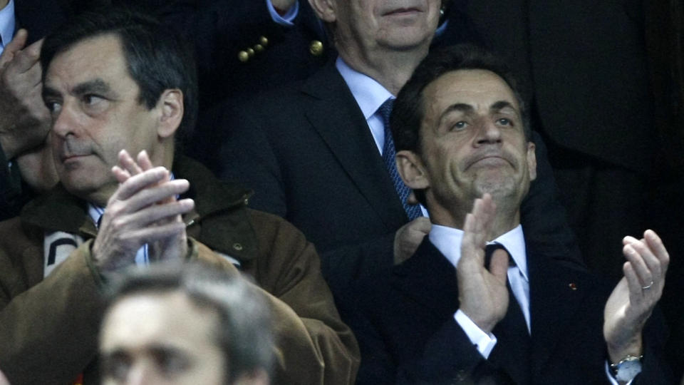  LADER OPP MED RUGBY:  President Nicolas Sarkozy ladet opp med landskamp i rugby p� Stade de France i g�r kveld. Der ble det iallefall noe � glede seg over. Frankrike slo erkerivalen England 12-10.  FOTO: AP/SCANPIX.