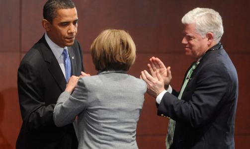  SISTE R�DSLAGNING:   President Barack Obama sammen med speaker Nancy Pelosi og demokratenes saksordf�rer John Larsson i g�r kveld. FOTO: EPA/SCANPIX.
