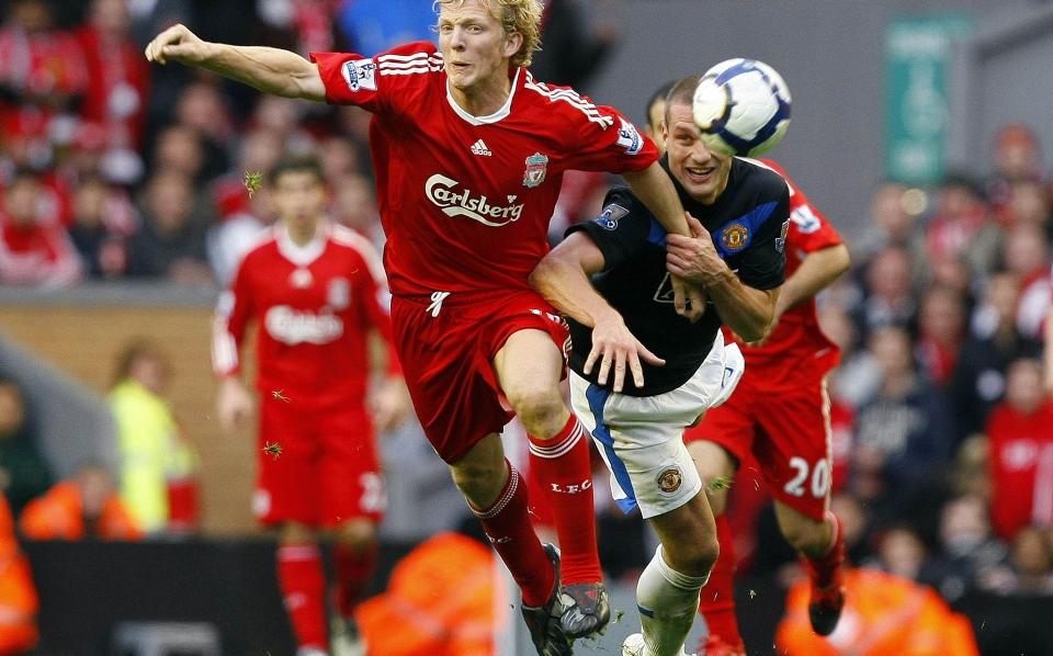 TREDJE STRAKE: I oktober rev United-stopper Nemanja Vidic ned Liverpools Dirk Kuyt, og fikk sitt andre gule kort i kampen p� Anfield. Det var tredje gang p� rad han ble utvist mot Liverpool. Foto: Phil Noble, Reuters/Scanpix