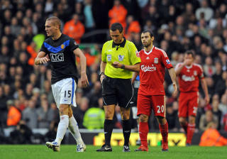 OKTOBER 2009: Andre Marriner gir Vidic hans andre gule kort rett f�r slutt p� Anfield. P� overtid ble Javier Mascherano (t.h.) ogs� sent av banen. Argentineren har to r�de og ett gult p� fire kamper mot United. Foto: Paul Ellis, AFP/Scanpix