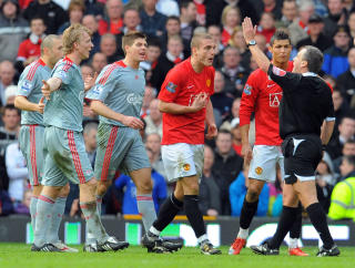 MARS 2009: Vidic og Cristiano Ronaldo protesterer mot dommer Alan Wiley som dro fram direkte r�dt etter en duell med Steven Gerrard p� Old Trafford. Foto: Andrew Yates, AFP/Scanpix