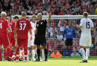 SEPTEMBER 2008: Vidic f�r to gule kort p� Anfield. Foto: Nigel Roddis, Reuters/Scanpix