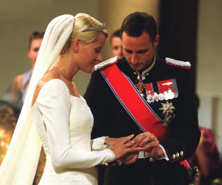 BRYLLUPSERFARING: Fredrik Skavlan ledet direktesendingen da Kronprins Haakon og kronprinsesse Mette-Marit giftet seg i 2001.
Foto: Bj�rn Sigurds�n / SCANPIX