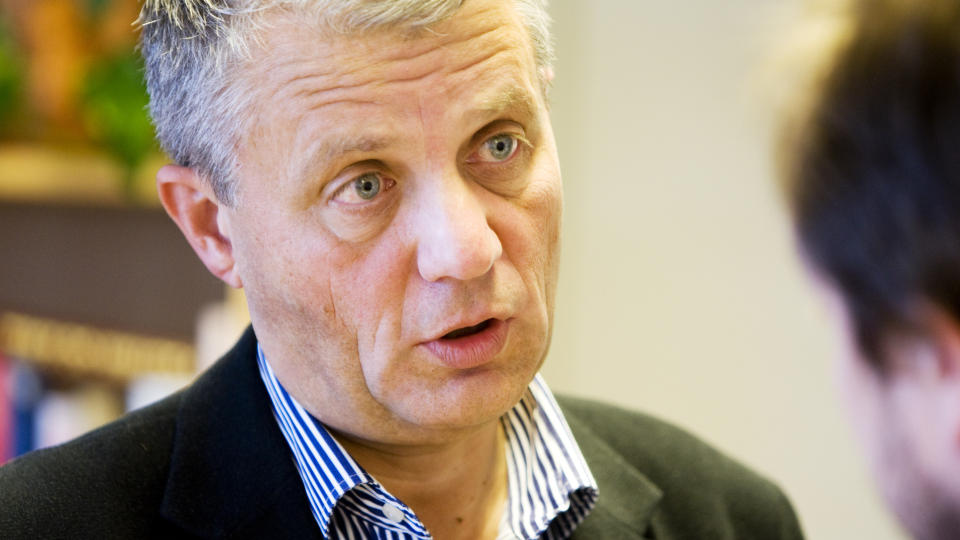 - MENNESKEHANDEL:   Kristelig Folkepartis leder Dagfinn H�ybr�ten mener det er menneskehandel � kj�pe en surrogatmor. H�kon Mosvold Larsen / Scanpix .