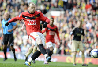 MISSET P� STRAFFE: Wayne Rooney satte straffesparket rett p� Pepe Reina. Foto: Russell Cheyne, Reuters/Scanpix
