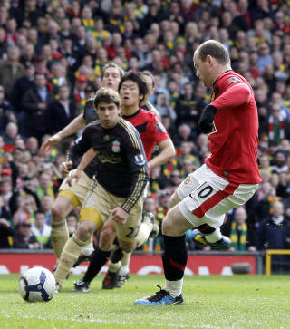 SCORET P� ANDRE FORS�K: Wayne Rooneys skudd, fra krittmerket Torres sparket i, ble reddet av Pepe Reina. United-spissen nettet enkelt p� returen. Foto: AP/Jon Super