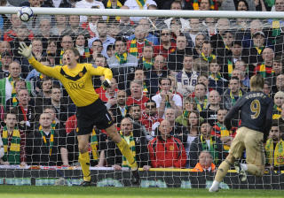 TOK LEDELSEN: Liverpool scoret tidlig, da Fernando Torres sto umarkert og stanget ballen inn i nettet. Foto: REUTERS/Russell Cheyne