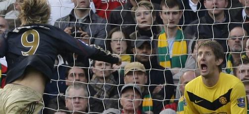 KALDDUSJ: F�r det var spilt fem minutter m�tte United-keeper Edwin Van der Sar se headingen fra en umarkert Fernando Torres dale over ham og inn til ledelse for Liverpool. Foto: Jon Super, AP/Scanpix