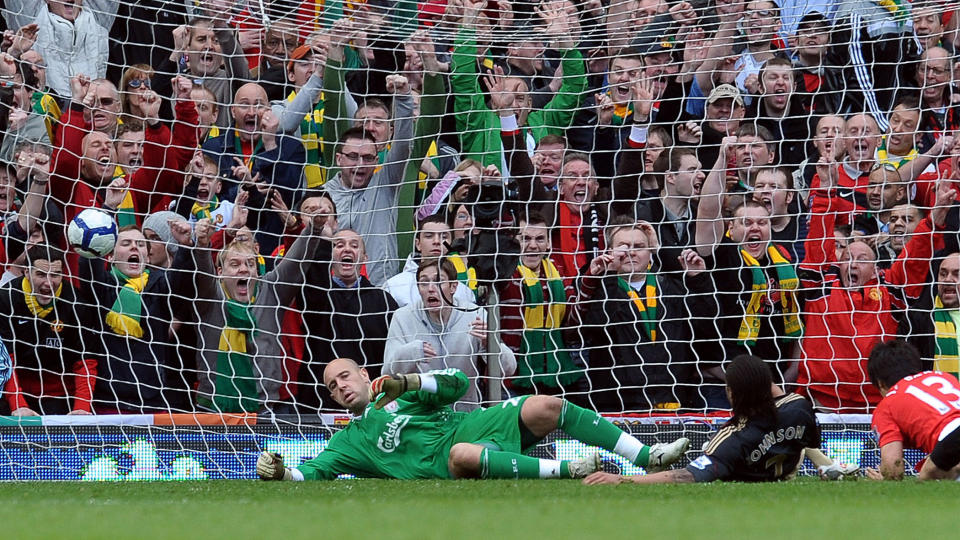 GUL-GR�NN GLEDE: Ji-Sung Park stuper inn vinnerm�let til United foran Glen Johnson og Pepe Reina. Foto: Paul Ellis, AFP/Scanpix