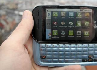 MED TASTER: LG GW620 kommer b�de med tastatur og touchskjerm. Foto: Mobili