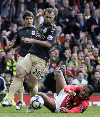 SNAKKIS: Frispark, straffe eller filming? Gult eller r�dt kort? Det var mange meninger om situasjonen der Javier Mascherano tok tak i Antonio Valencia utenfor 16-meteren og Valencia falt innenfor. Dommer Howard Webb d�mte straffe og gult kort. Foto: Jon Super, AP/Scanpix