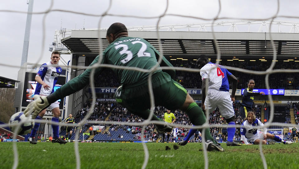 TIDLIG LEDERM�L: Didier Drogba scoret lederm�let for Chelsea i sjette spilleminutt. Men 20 minutter f�r slutt utliknet El-Hadki Diouf for Blackburn. Dermed vil Chelsea ligge bak Manchester United p� tabelltoppen selv om de skulle vinne hengekampen mot Portsmouth p� onsdag. Foto: Nigel Roddis, Reuters/Scanpix