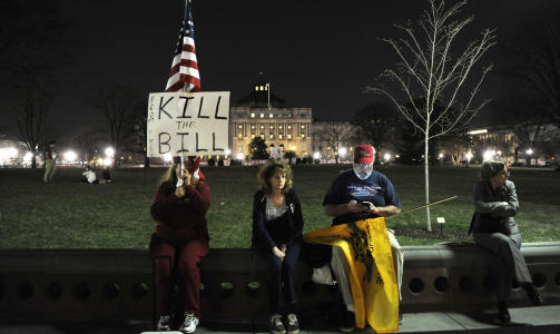 MOTSTAND: Flere tusen demonstranter protesterte mot helsereformen utenfor Kongressbygningen i Washington l�rdag. Noen av dem holdt stand til langt p� kveld. Foto: REUTERS / Jonathan Ernst / SCANPIX