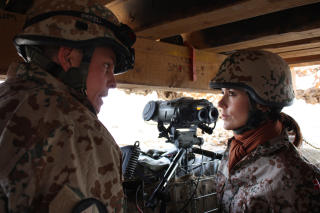 CELEBERT BES�K: Ogs� kronprinsesse Mary har bes�kt styrkene. Her i Helmand-provinsen 30. november i fjor. Foto: AFP/Scanpix