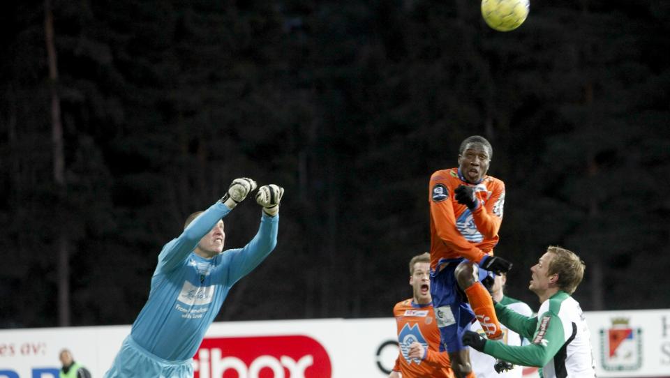 TO F�R PAUSE: H�nefoss'  Thomas Solvoll klarte ikke n� ballen da Aafks Demar Philips raget h�yest og stanget inn sitt andre m�l.
Foto: Stian Lysberg Solum / Scanpix