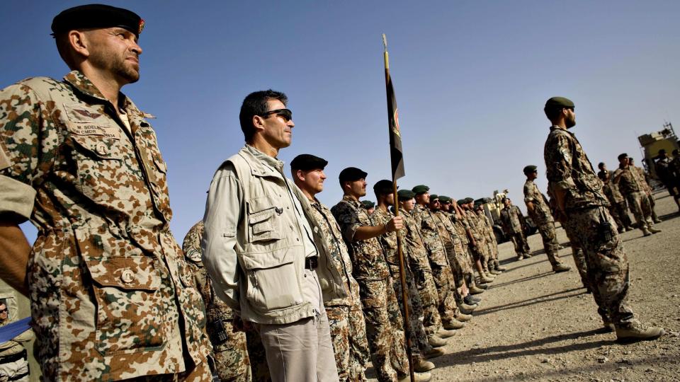F�R KRITIKK: Statsminister Anders Fogh Rasmussen (nummer to fra venstre) p� bes�k hos de danske styrkene i Afghanistan. Foto: AP/Carsten Snejbjerg