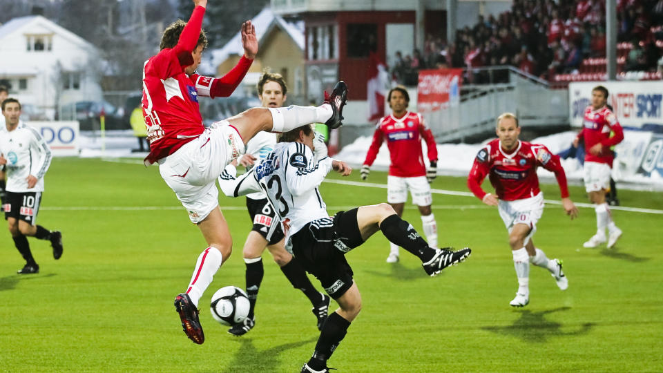 T�FF START:  Hjemmelagets Vidar Riseth (t.v.) i duell med Magnus Myklebust. Kongsvinger fikk sitt andre strake tap i Tippeligaen mot Odd.
Foto: Marius Torgersrud / Scanpix