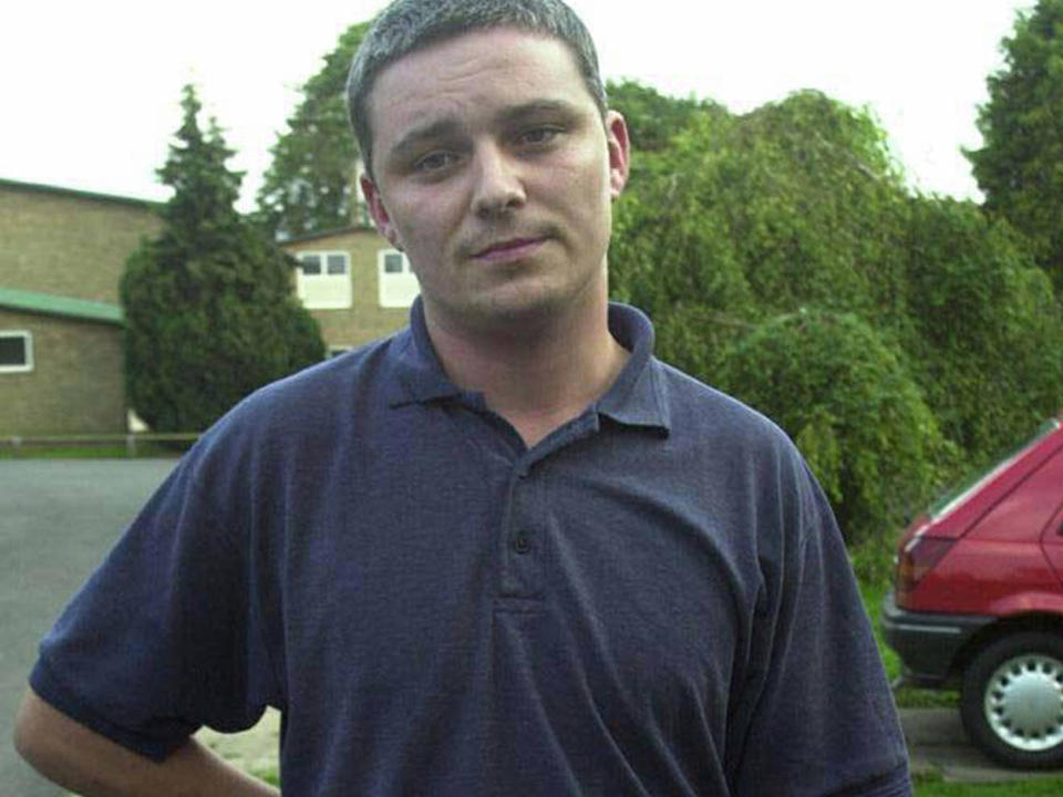 ANGREPET MED KNIV: Dav�rende vaktmester Ian Huntley utenfor sm�byen Soham nord for London. Huntley er d�mt for drap p� to ti�ringer. Foto: AP