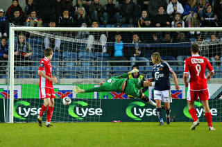 3-0: H�kon Opdal m�tte se Alexander �degaards kjempeskudd slippe inn bak seg. Foto: Alf Ove Hansen / Scanpix