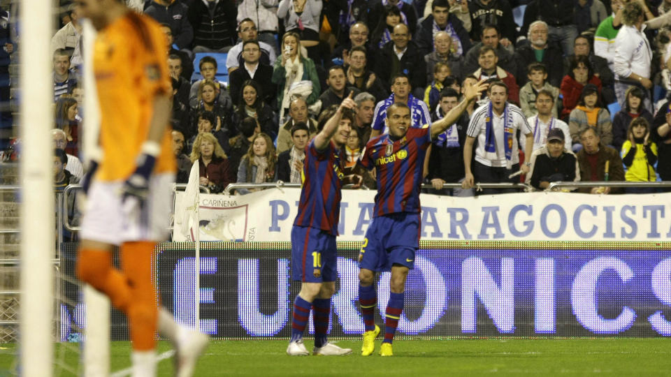 MAGIKER: Barcelonas Lionel Messi feirer sin f�rste scoring sammen med Dani Alves.Foto: SCANPIX/REUTERS/Gustau Nacarino