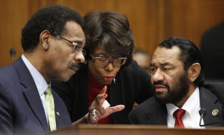 SPYTTET P�: Emanuel Cleaver (til venstre) fikk et ublidt m�te med demonstrantene l�rdag. Foto: AP