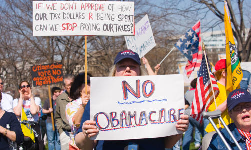 DEMONSTRERTE: Medlemmer av Tea Party-bevegelsen har de siste dagene demontrert p� utsiden av Capitol Hill i Washington. Foto: AFP
