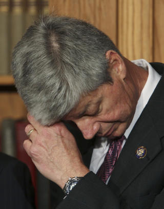  JOKEREN:  Abortmotstanderen Bart Stupak, demokrat fra Michigan, var i mot det opprinnelige forslaget til helsereform. Men han hoppet over p� ja-siden da Obama fjernet hjelp til abort. FOTO: REUTERS/SCANPIX.